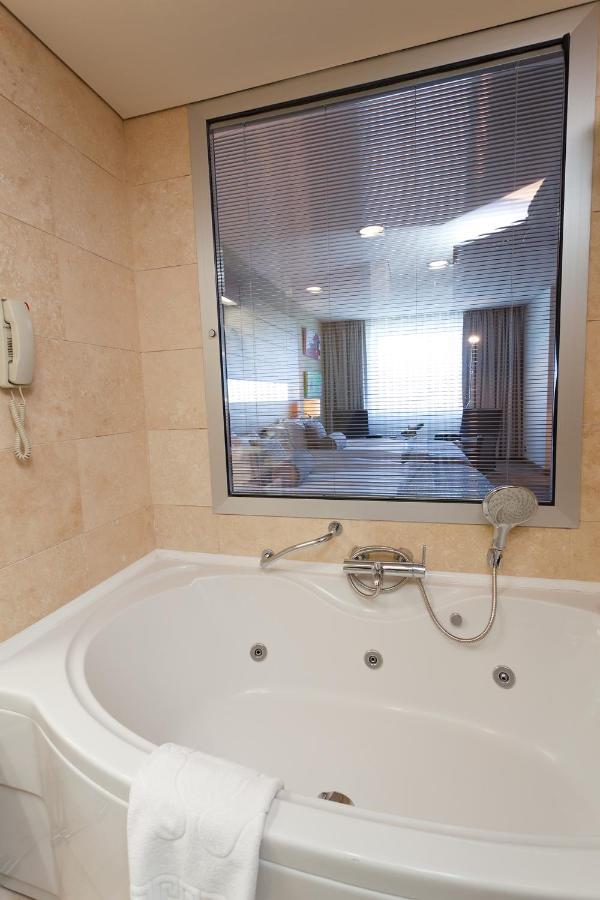 Cpankara Hotel Екстер'єр фото A bathtub with a shower